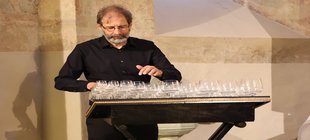 Clemens Hofinger mit Glasharfe