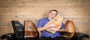 Alexandre Zindel mit vier Autoharps