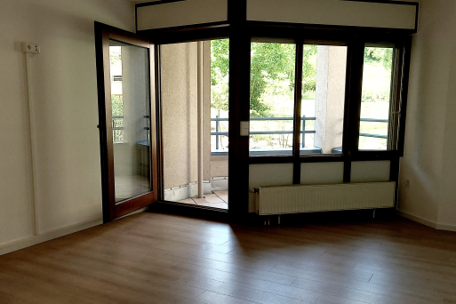 Der Ausgang auf den Balkon aus einem leeren Zimmer 