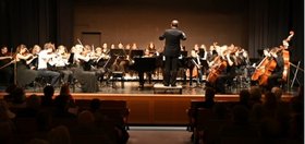 Orchester mit Dirigent