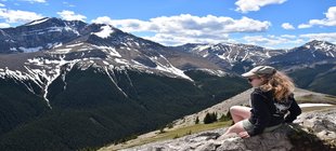 Tochter Analena blickt auf Rockies