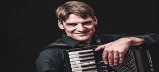 Ein Musiker mit einem Akkordeon