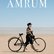 Junge schiebt Fahrrad am Strand