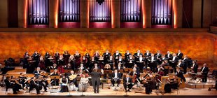 Chor in Kirche singend