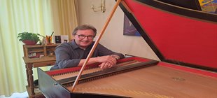 Musiker mit einem Cembalo