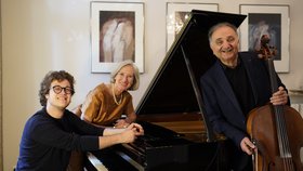 3 Musiker am Klavier stehend u. sitzend