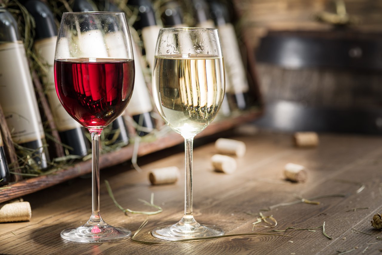 ein Glas Rot- und ein Glas Weißwein