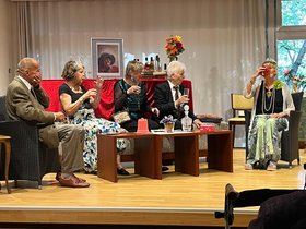 Theateraufführung mit Schauspielern auf der Bühne des Theaters im Augustinum Überlingen