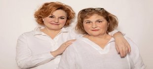zwei Frauen und viele Jungen