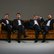 Vier Sänger des Ensembles Ringmasters auf einem Sofa