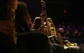Sitzende Personen mit Blasinstrumenten