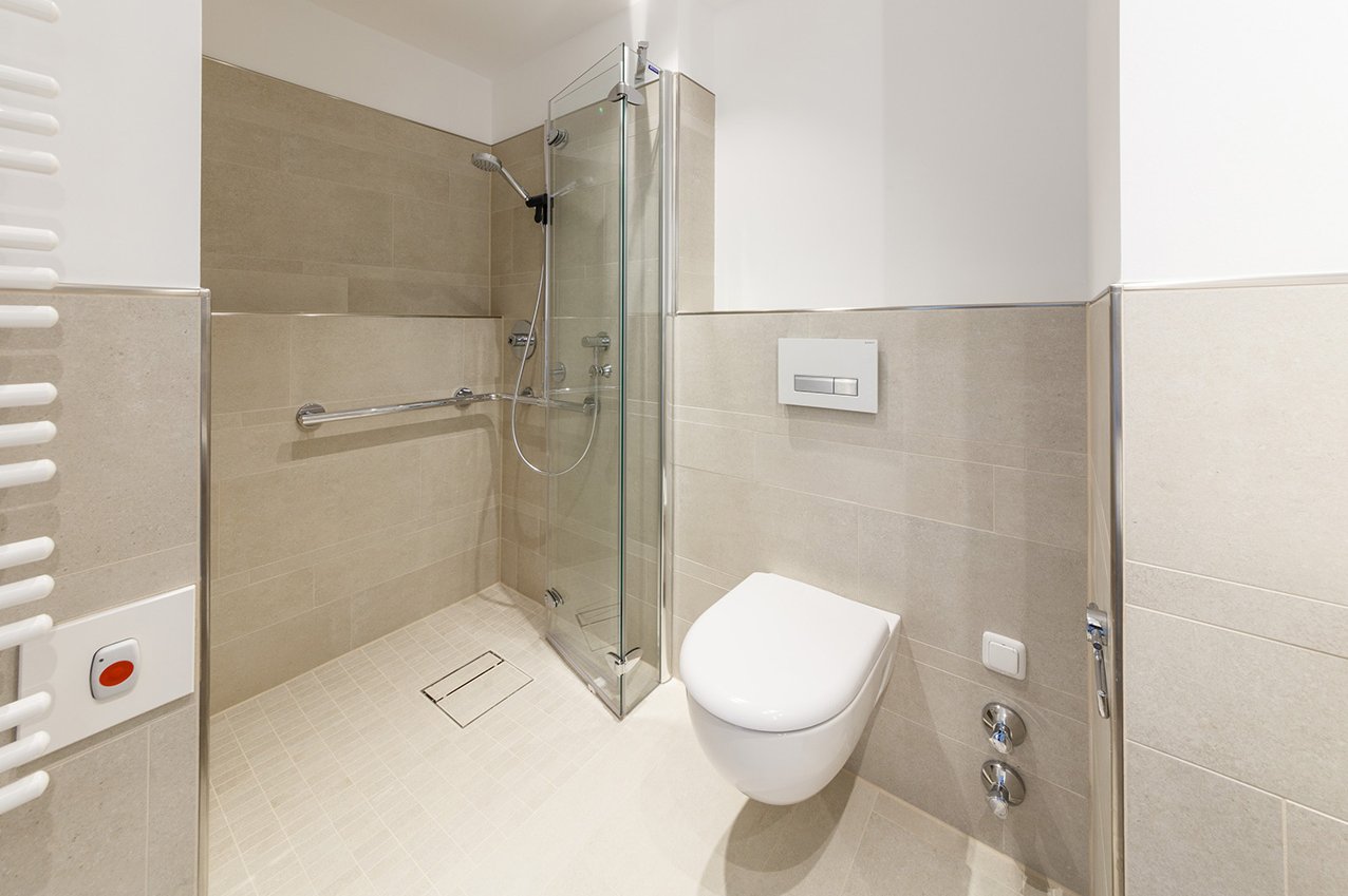 Seniorengerechte, modern ausgestattete Badezimmer erleichtern den Alltag und geben Sicherheit.