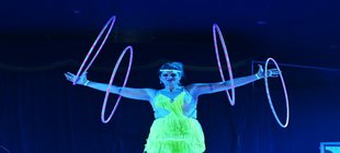 Artistin mit Hulla Hoop Reifen an den Armen