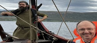 Andreas Pehl auf einem Wikinger-Boot