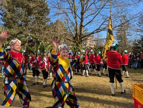 Schäffler im traditionellen Kostüm im Park des Augustinum München-Nord
