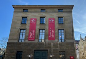 Haus mit Fahnen