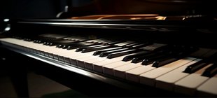 Nahaufnahme von einem schwarzen Flügel mit dem Fokus auf den Tasten