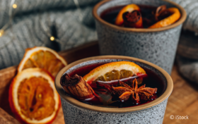 Glühwein mit Orangenscheiben 