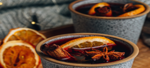 Glühwein mit Orangenscheiben 