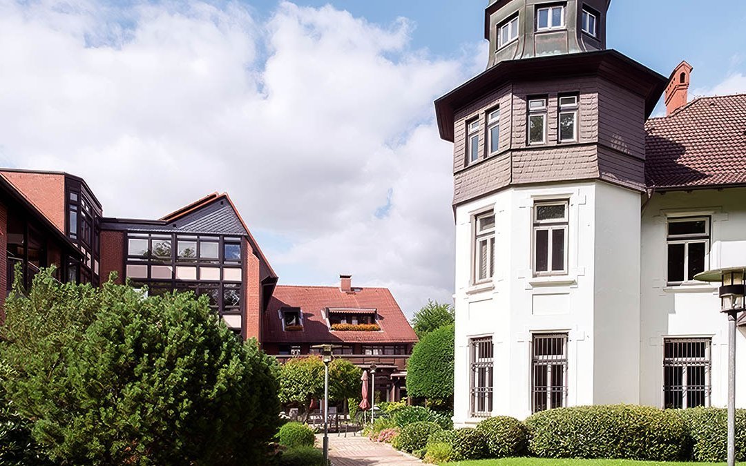 Blick auf den alten und neuen Teil der Augustinum Seniorenresidenz Aumühle