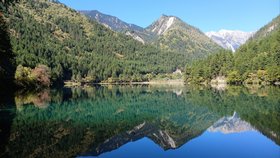 Berg- und Seenlandschaft in China