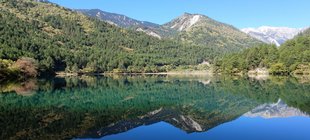 Berg- und Seenlandschaft in China