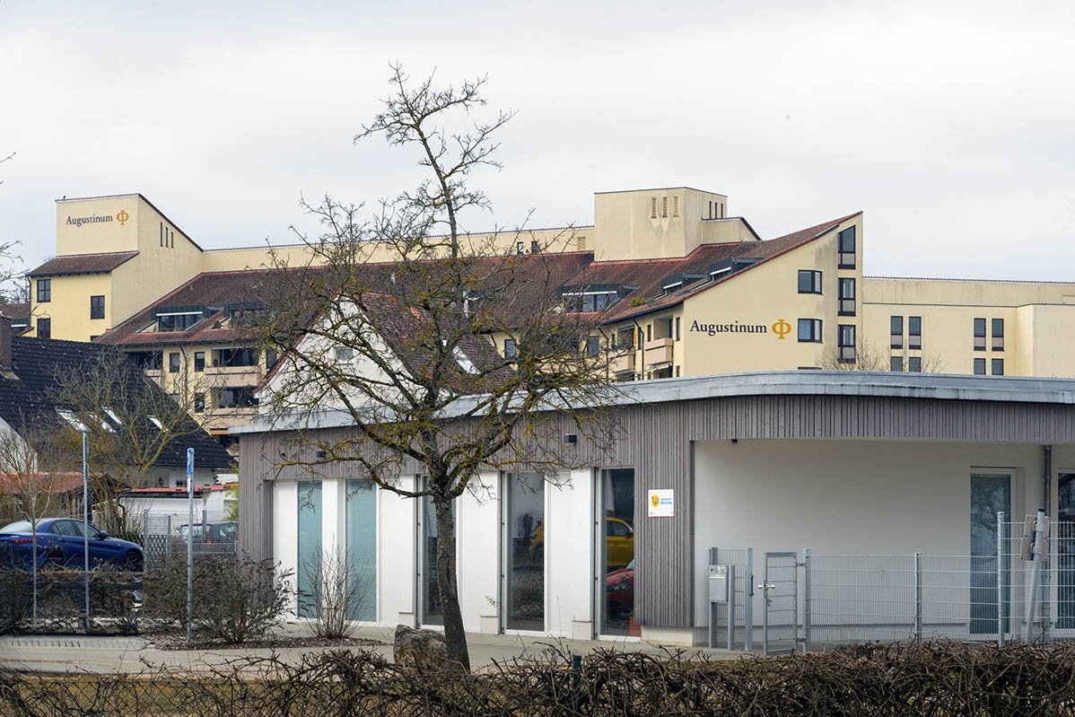 Kindergarten im Vordergrund; Augustinum Roth im Hintergrund