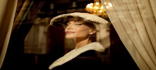 Portrait von Angelina Jolie als Maria Callas