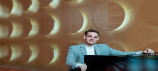 Der Pianist Maximilian Schairer am Flügel