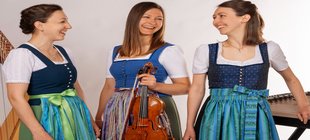 Drei Frauen mit Instrumenten