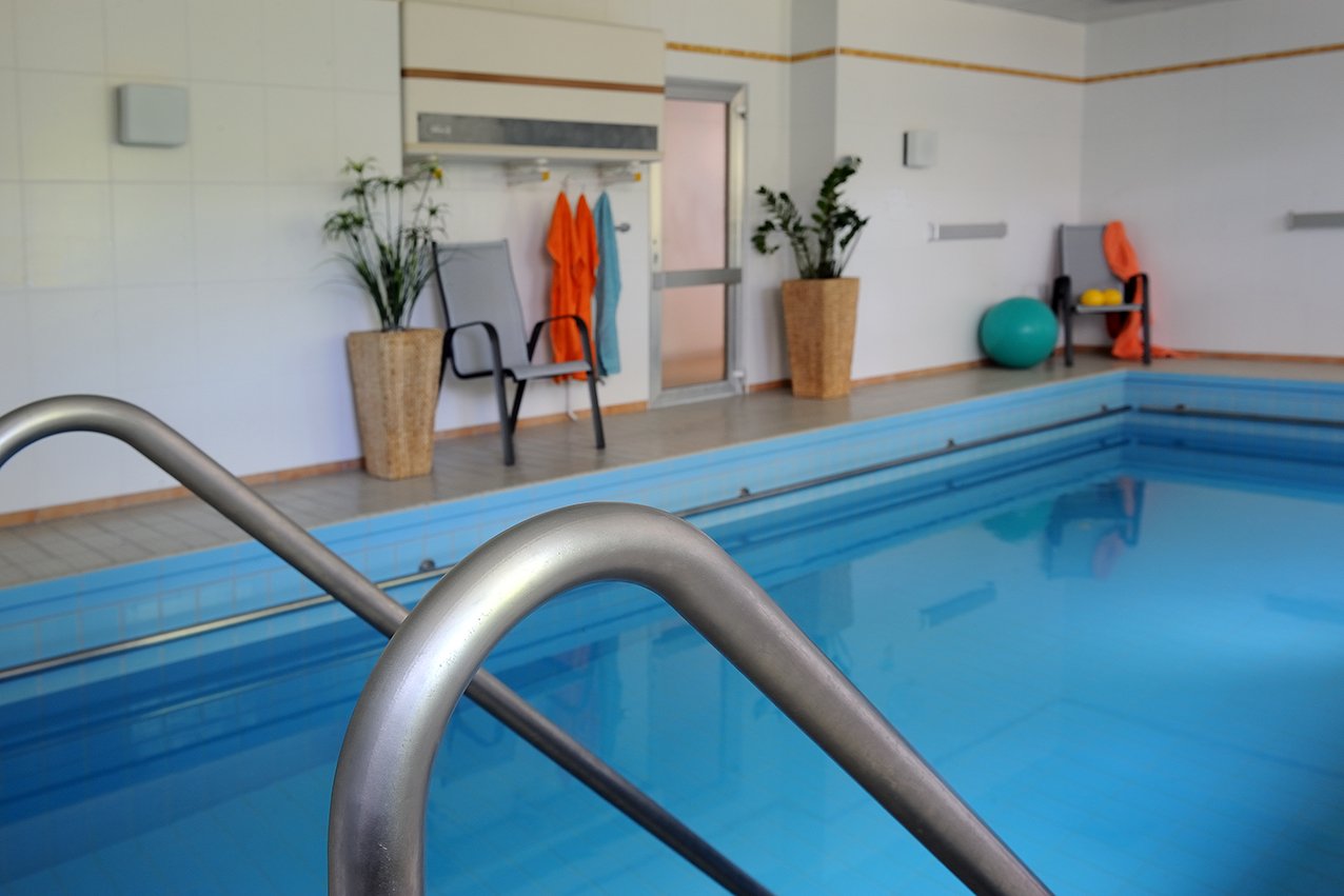 Im hauseigenen Schwimmbad können Sie in aller Ruhe Ihre Bahnen ziehen oder sich mit Wassergymnastik in der Gruppe fit halten.