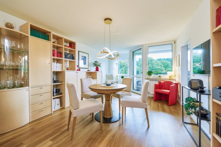 Der Wohnbereich eines Appartements der Augustinum Seniorenresidenz