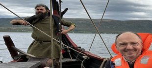 Zwei Männer auf einem Wikingerschiff