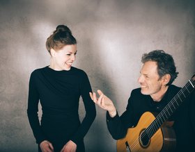 Frau und Mann mit Instrument