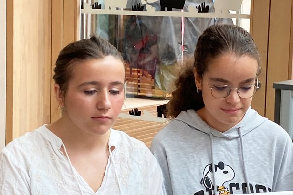 Zwei Mädchen sitzen am Klavier