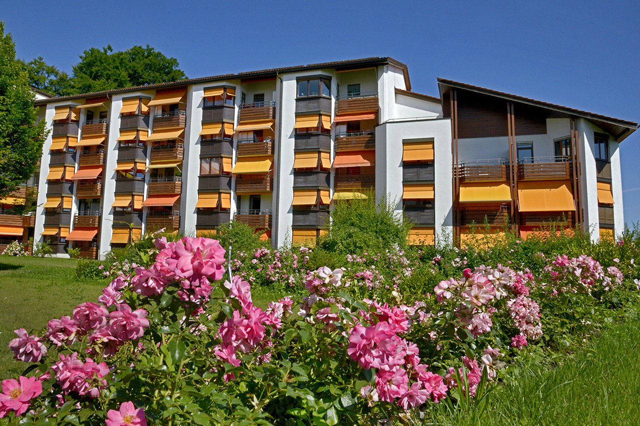 Zu jeder Wohnung gehört ein Balkon oder eine Loggia mit Blick ins Grüne.