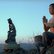 Meditierender Mönch neben buddhistischer Statue