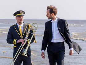 Filmszene mit zwei Musikern am Strand