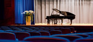 Bühne mit Klavier