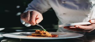 Speise wird angerichtet
