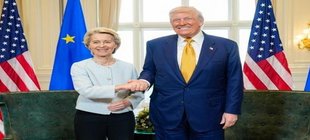 Eine Frau und ein Mann schütteln sich die Hand
