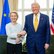 Eine Frau und ein Mann schütteln sich die Hand Eine Frau und ein Mann schütteln sich die Hand