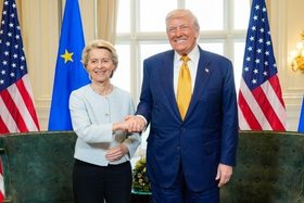 Eine Frau und ein Mann schütteln sich die Hand