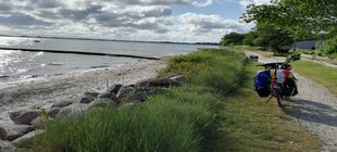 Radweg entlang des Wassers