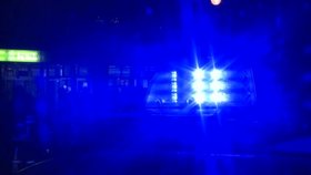 Nahaufnahme eines blau blinkenden Lichts auf einem Einsatzfahrzeug bei Nacht.