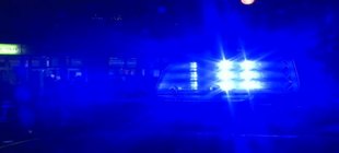 Blaulichttag Nahaufnahme eines blau blinkenden Lichts auf einem Einsatzfahrzeug bei Nacht.