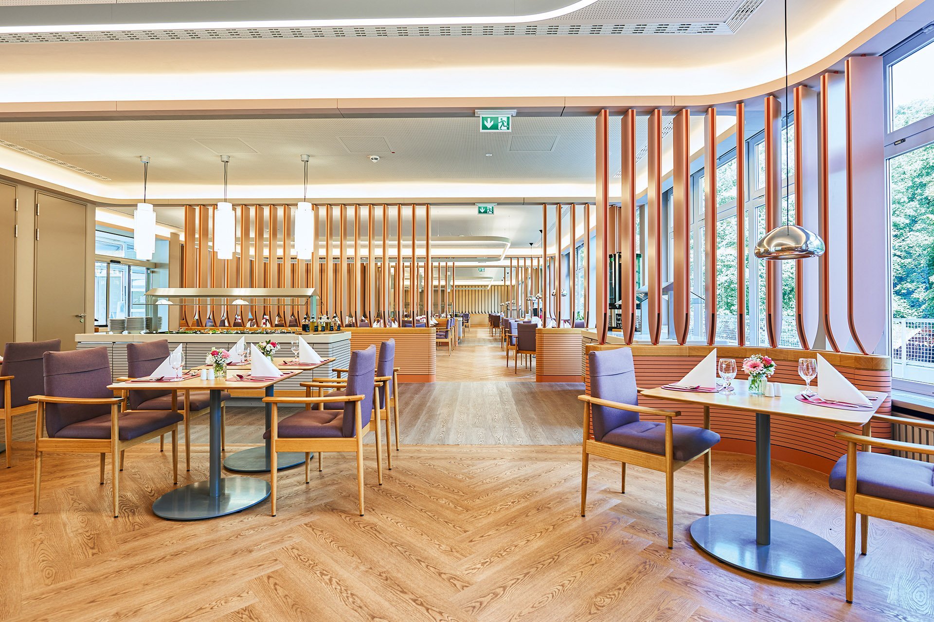 Gedeckte Tische im Restaurant des Augustinum Kassel