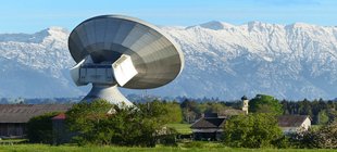 Satellitenschüssel in den Bergen