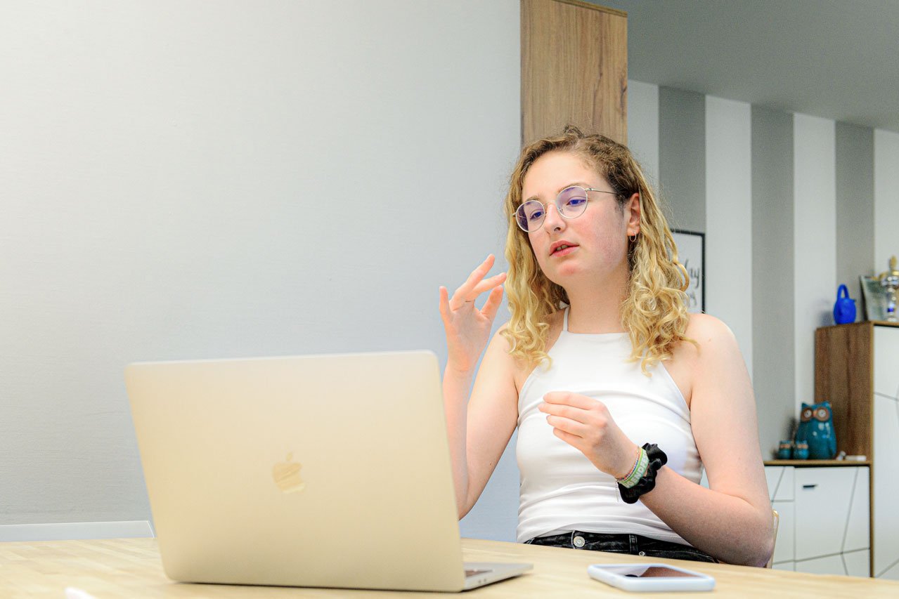 Eine Jugendliche unterhält sich per Videochat in Gebärdensprache