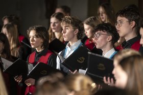 Liederabend mit Erfurter Chorakademie Einige Chorkinder beim Singen